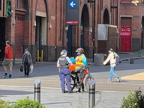 外卖小哥吃瓜现场,外卖小哥意外成为吃瓜群众焦点