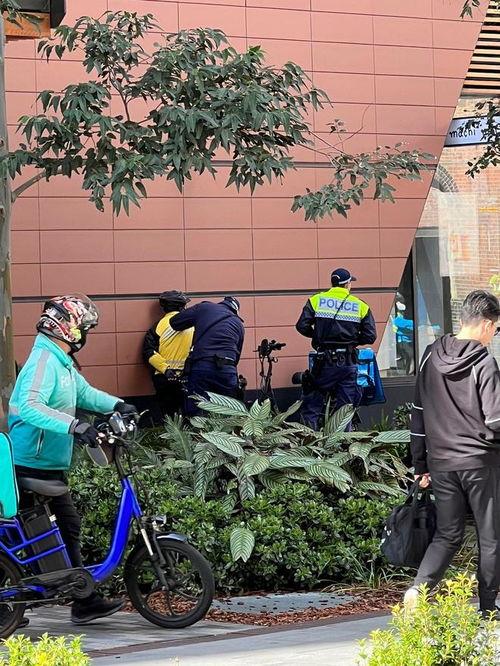 外卖小哥吃瓜现场,外卖小哥意外成为吃瓜群众焦点