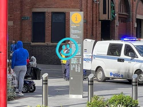 外卖小哥吃瓜现场,外卖小哥意外成为吃瓜群众焦点