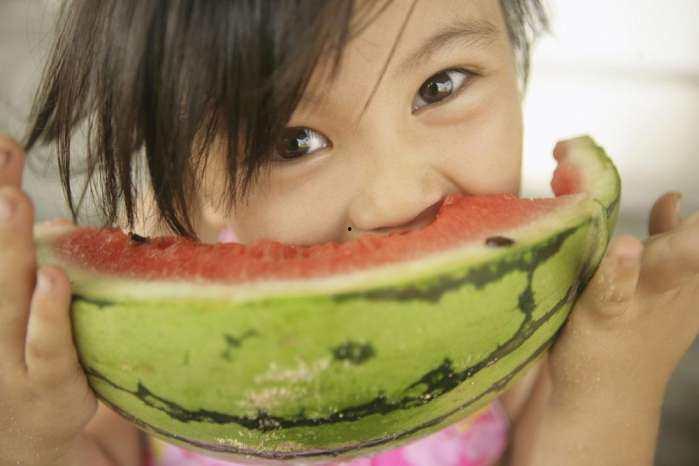 吃瓜被撞女孩,引发社会关注与反思