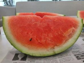 拿糖果吃瓜,甜蜜诱惑与夏日清凉的完美邂逅