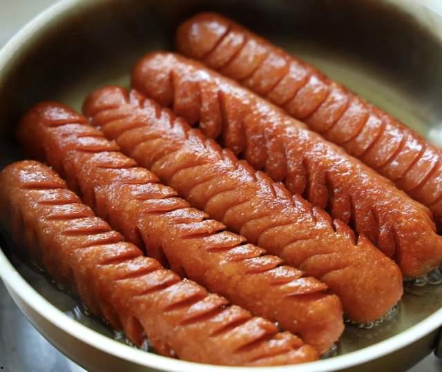 淀粉肠吃瓜,夏日美食新风尚