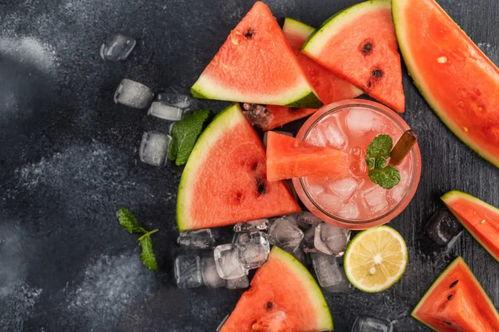 女子吃瓜进医院,警惕夏日饮食陷阱