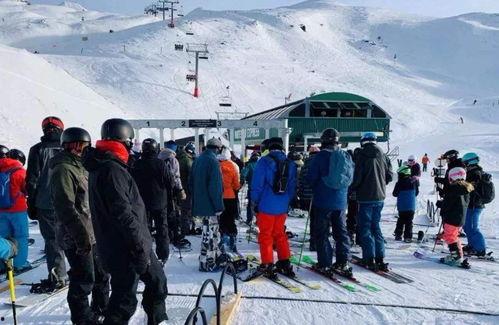 缆车滑雪吃瓜,边玩边吃瓜，畅享冬日欢乐时光