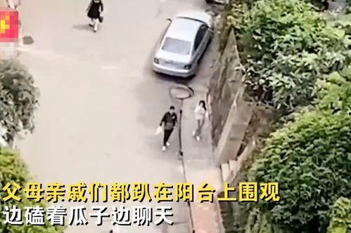 父母围观吃瓜图片,父母眼中的亲子互动新风尚