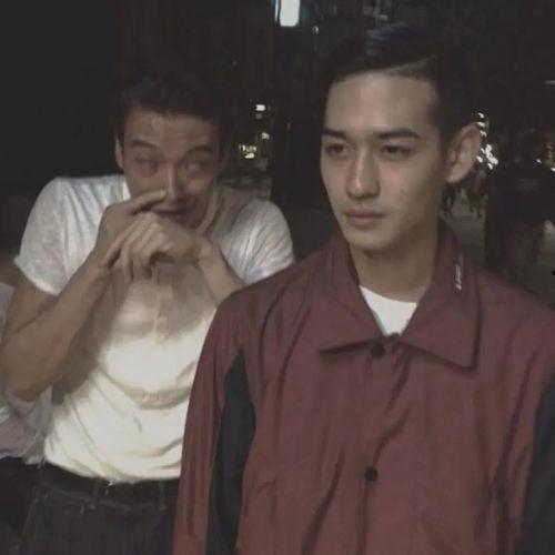 埋头吃瓜的头像男生