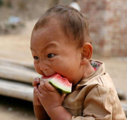 埋头吃瓜的头像男生