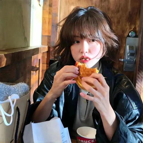 埋头吃瓜的头像男生