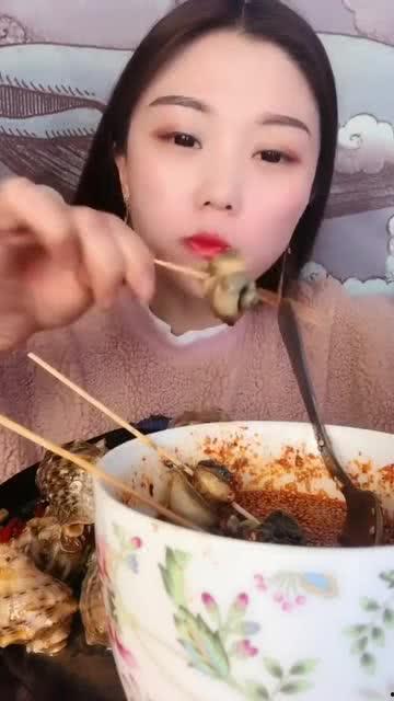 美女主播吃海瓜